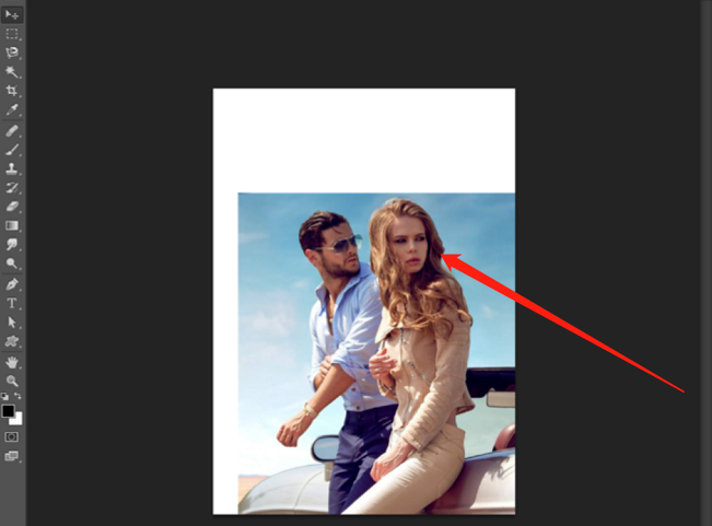Photoshop中怎么把一张图片放到另一个形状里面？