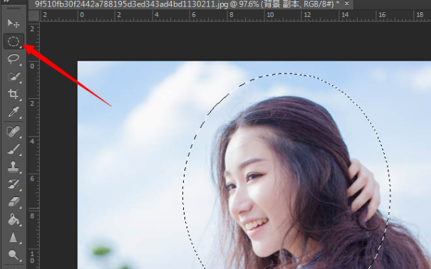 ps怎么将图片的边缘模糊并且接近背景色