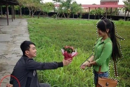怎么用Photoshop把照片里的人衣服p掉.求具体过程？
