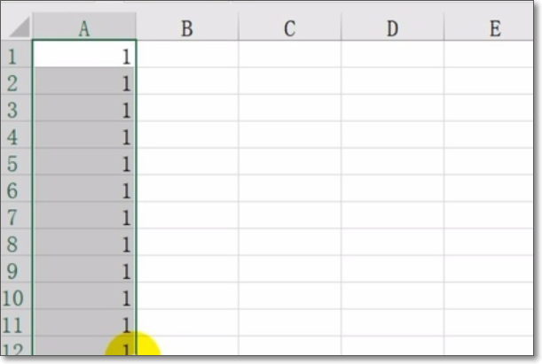 Excel里怎么让数字自动下拉填充？