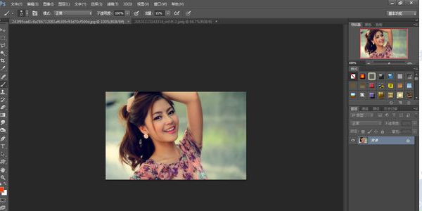 PS CS5如何在一张图片里插入另一张图片？