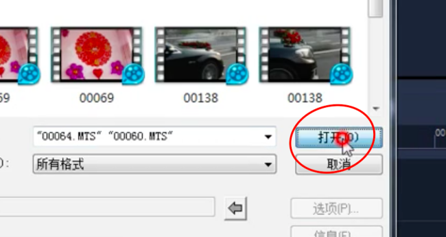 怎么用会声会影把多个视频 放在同一个画面里 同时播出 声音画面都要同时。就是会声音混杂的那种感觉？