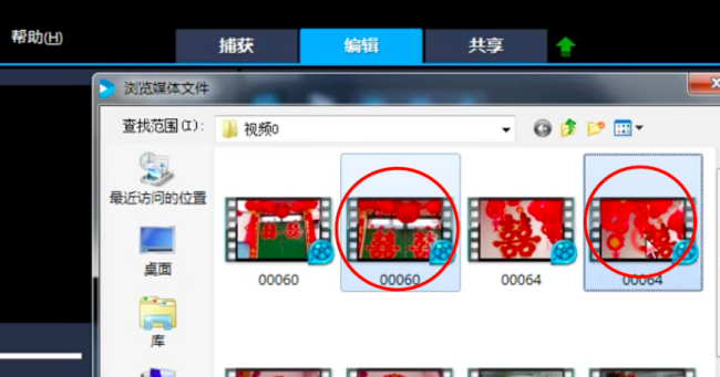 怎么用会声会影把多个视频 放在同一个画面里 同时播出 声音画面都要同时。就是会声音混杂的那种感觉？