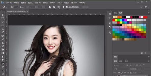 如何ps把两张脸合成为一张脸,使他具有两个人的特征?