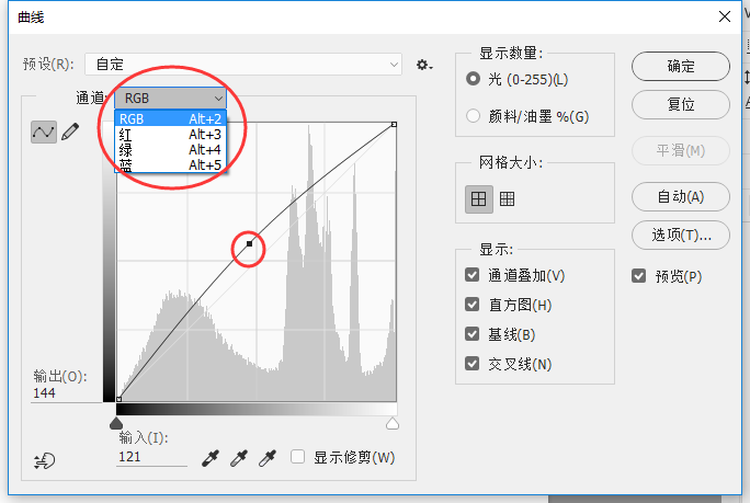 PS把两个张照片里的两个人合在一起，怎么让合成的人脚没有悬空感，如图下图红框标示的？