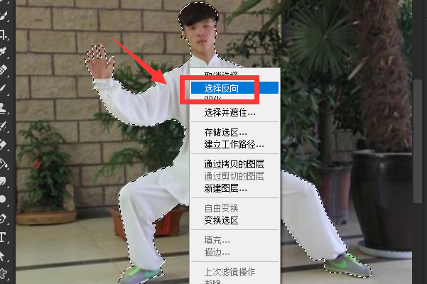 在Photoshop中怎样给图片换背景图片？
