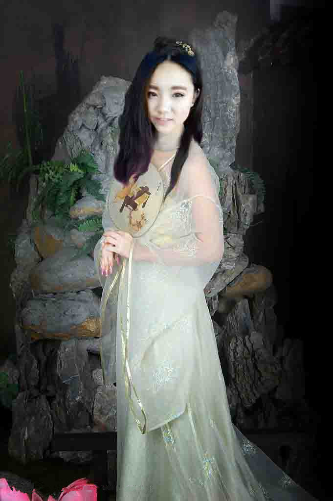 求PS大神把她p成古装照片！谢谢