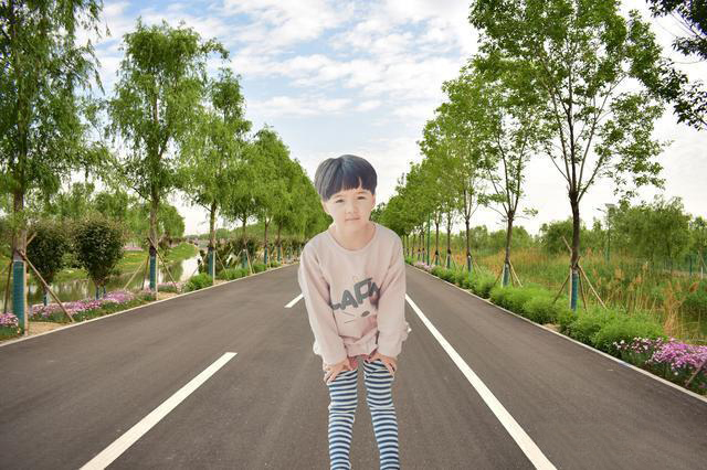 在Photoshop中怎样给图片换背景图片？