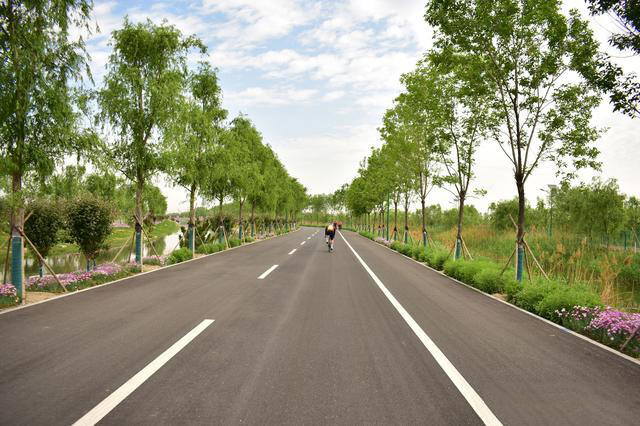 在Photoshop中怎样给图片换背景图片？