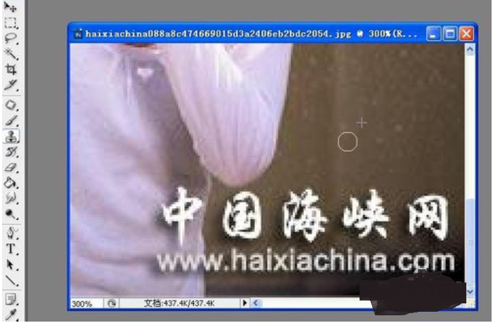 怎样用PS把图片上的logo去掉，具体步骤？
