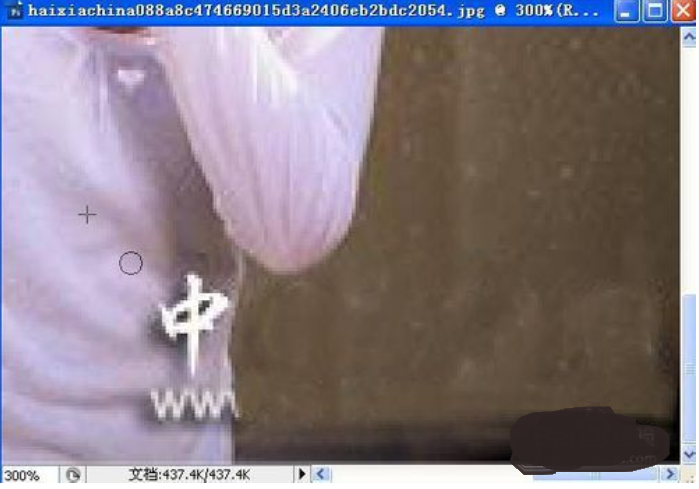 怎样用PS把图片上的logo去掉，具体步骤？