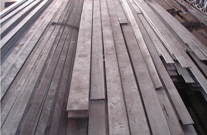 角钢:∠或l,等边的例如∠50×5,不等边例如∠63×40×6;扁钢:76