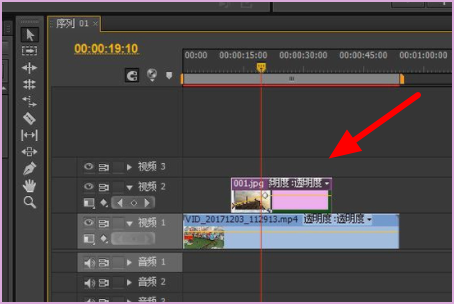 premiere 大师 如何用pr 做出下面视频的效果 就是把图片和背景融合
