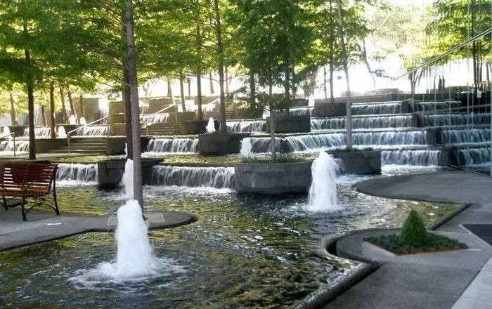 的比重,而喷泉作为水景艺术中的重要内容已经越来越得到大范围的应用