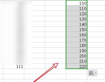 Excel表格中的数字下拉递增怎么设置？