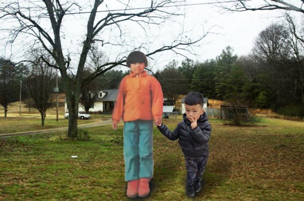 帮忙ps照片 把黄色衣服的小女孩和黑色衣服的小男孩p在一起手拉手的