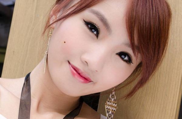 Photoshop怎么在脸上加一颗痣，能具体教下么？
