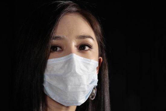 怎么把别人用美图软件p在脸上的口罩去掉？