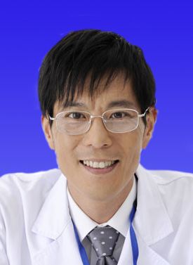 求助ps高手,帮我ps下证件照,1寸蓝底,白大褂医生证件照,速度求教高手