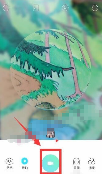 抖音视频中间一个圆圈转的图片配音背景怎么弄的？